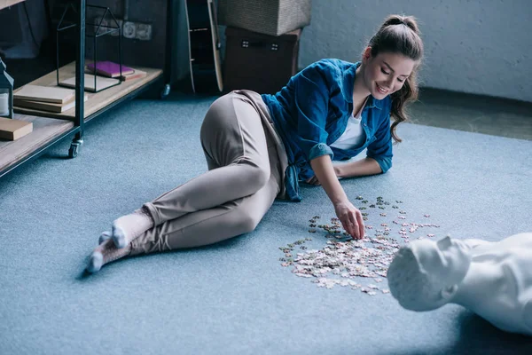 Mulher brincando com quebra-cabeças com manequim por perto, conceito de sonho relacionamento perfeito — Fotografia de Stock