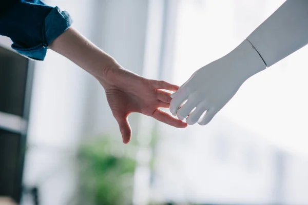 Tiro recortado de mujer y maniquí de la mano, concepto de soledad - foto de stock