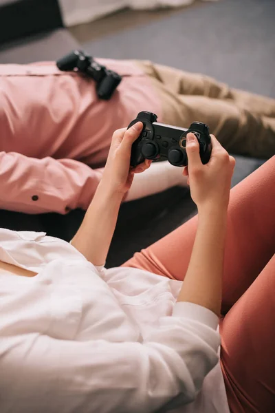 Recortado disparo de la mujer con maniquí cerca jugando videojuego en casa, concepto de soledad - foto de stock