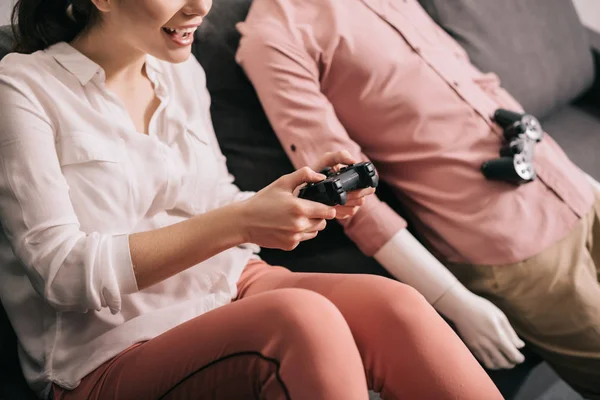 Plan recadré de femme avec mannequin proche en jouant à un jeu vidéo à la maison, concept de solitude — Photo de stock