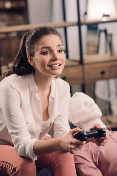 Mujer con maniquí cerca jugando videojuego en casa, concepto de soledad - foto de stock