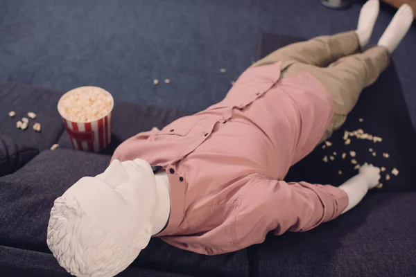 Close up view of layman doll in casual clothing and popcorn — Stock Photo