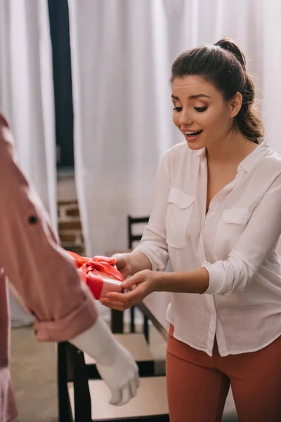 Mujer fingiendo excepto regalo de mannikin, la soledad y el concepto perfecto sueño del hombre - foto de stock