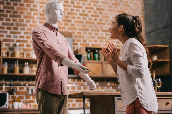 Femme excitée et mannikin avec boîte à bijoux à la main, relation parfaite et concept de rêve de mariage — Photo de stock