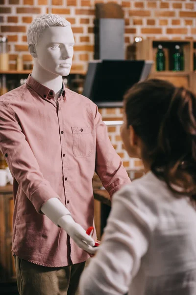 Femme et mannequin avec boîte à bijoux à la main, relation parfaite et concept de rêve de mariage — Photo de stock