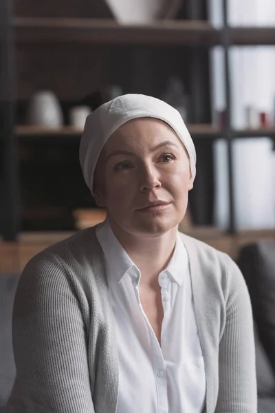 Retrato de mujer madura enferma en pañuelo, concepto de cáncer - foto de stock