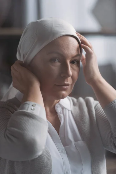 Nahaufnahme einer kranken reifen Frau im Halstuch, die in die Kamera blickt — Stockfoto