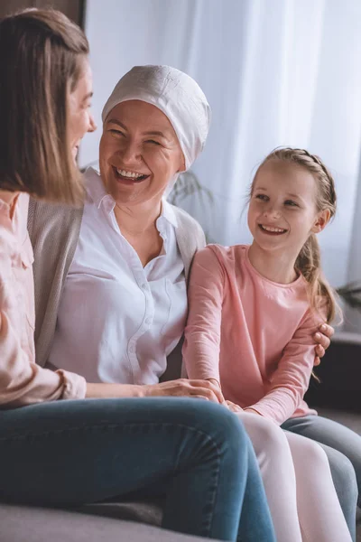 Familia feliz de tres generaciones pasar tiempo juntos y riendo, concepto de cáncer - foto de stock