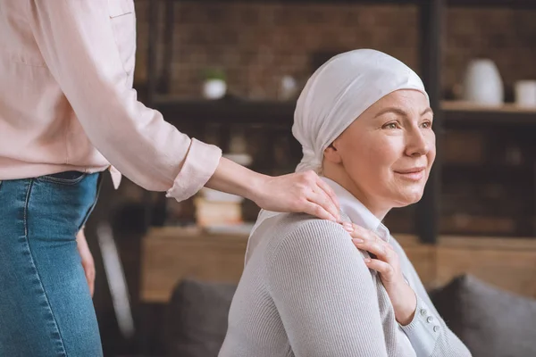 Abgeschnittene Aufnahme einer Frau, die kranke reife Mutter im Halstuch unterstützt — Stockfoto