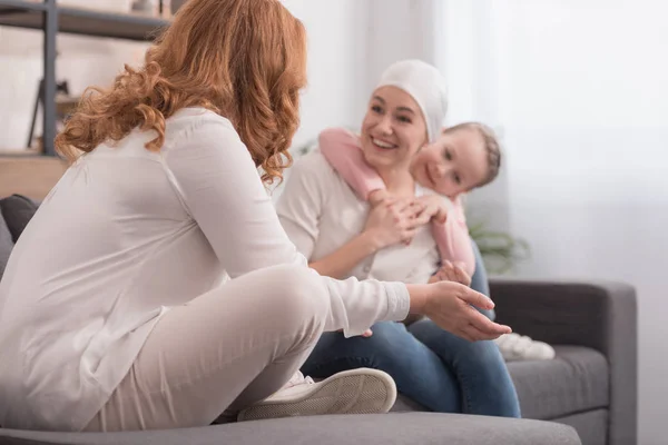 Família feliz de três gerações passar tempo juntos, conceito de câncer — Fotografia de Stock