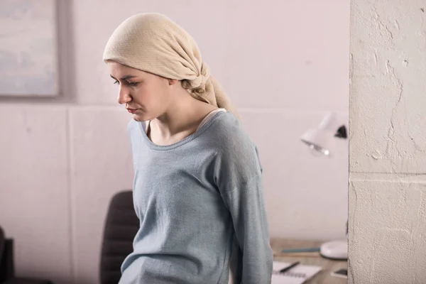 Ritratto di giovane malata sconvolta in fazzoletto, concetto di cancro — Foto stock