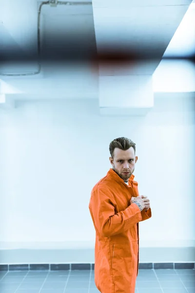 Заключенный стоит с кулаками и смотрит в камеру — стоковое фото