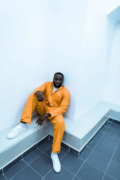 Vue grand angle du prisonnier afro-américain assis sur le banc — Stock Photo