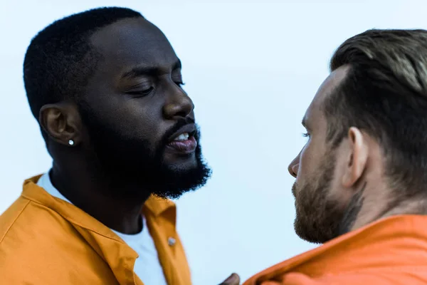 Prisonnier afro-américain menaçant compagnon de cellule isolé sur blanc — Photo de stock