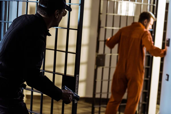 Police guard pursuing escaping prisoner with gun — Stock Photo