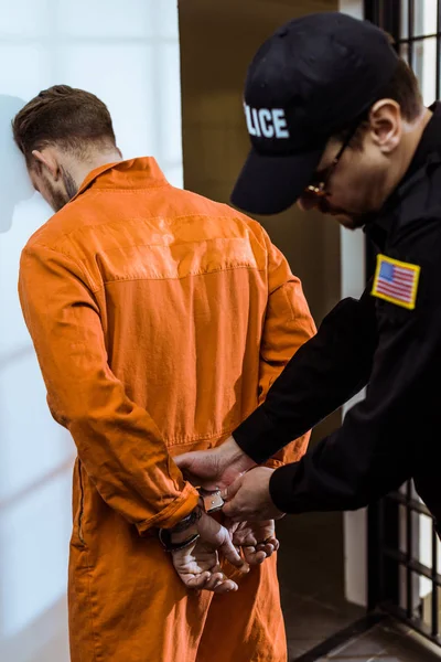 Guardia de la prisión con esposas en el prisionero - foto de stock