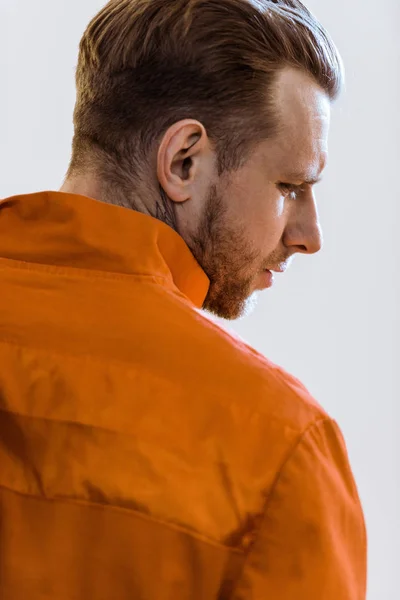 Vista trasera del prisionero en uniforme naranja - foto de stock