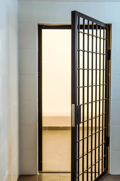 Bares da prisão e sala de prisão vazia — Fotografia de Stock