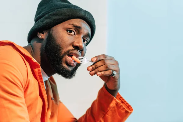 African american prisoner eating in prison cell — Stock Photo