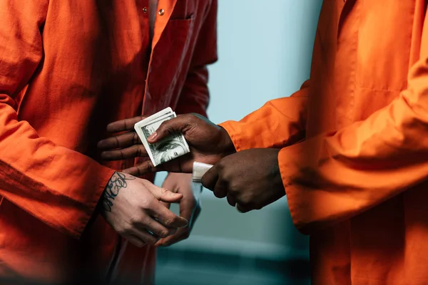 Immagine ritagliata del prigioniero che compra droga da un detenuto afroamericano — Foto stock