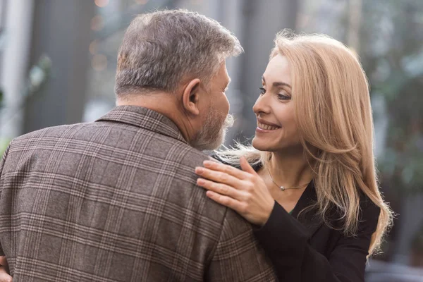 Sonriente pareja abrazándose en romántico fecha - foto de stock