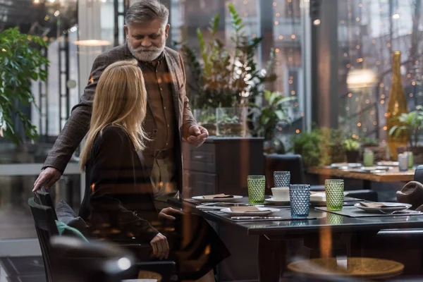 Foyer sélectif de l'homme et de la femme âgés sur la date romantique dans le restaurant — Photo de stock