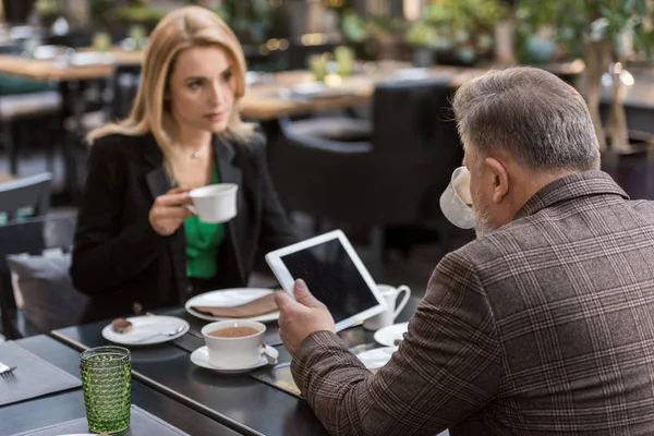 Вибірковий фокус бізнес-колег на діловій зустрічі в кафе — стокове фото