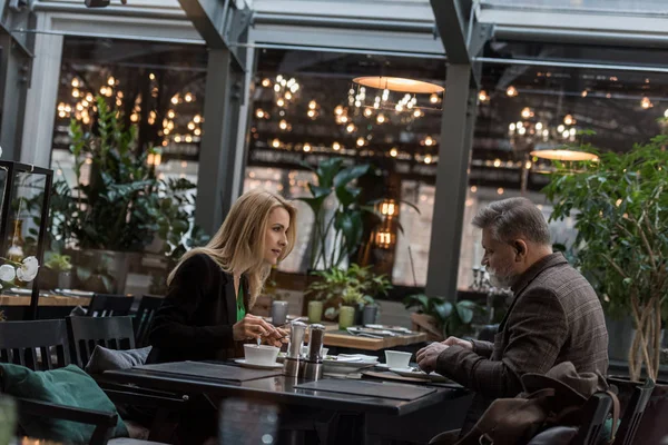 Side view of couple having dinner on romantic date in cafe — Stock Photo