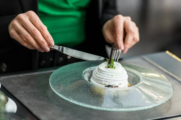 Visão parcial da mulher comendo sobremesa no restaurante — Fotografia de Stock