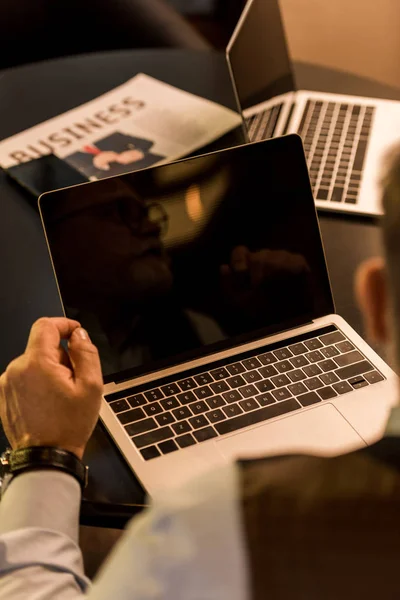 Plan recadré d'homme d'affaires assis à table avec ordinateur portable dans un café — Photo de stock