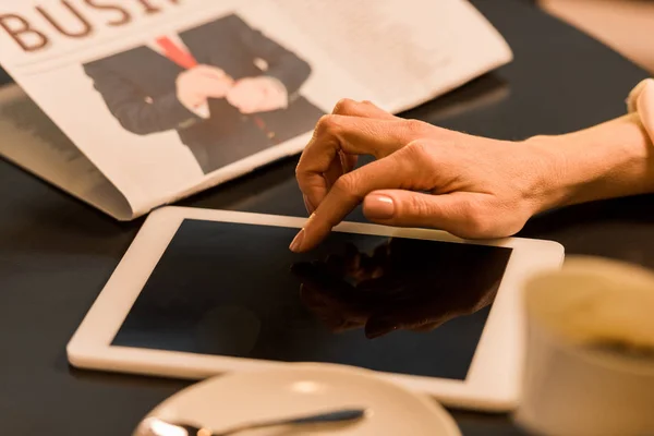 Recortado disparo de mujer de negocios utilizando tableta con pantalla en blanco en la cafetería - foto de stock