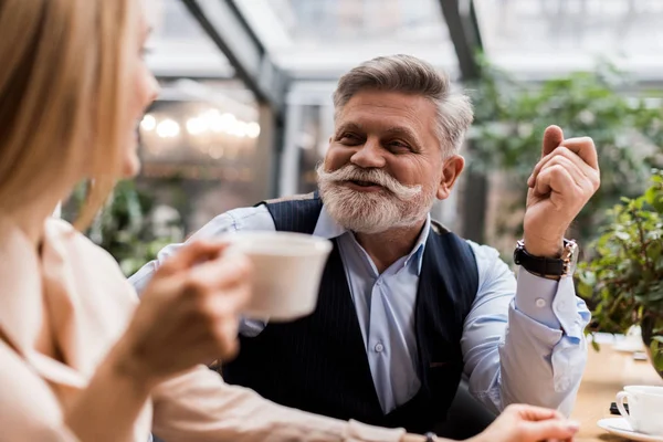 Selektiver Fokus des Paares auf romantisches Date im Café — Stockfoto