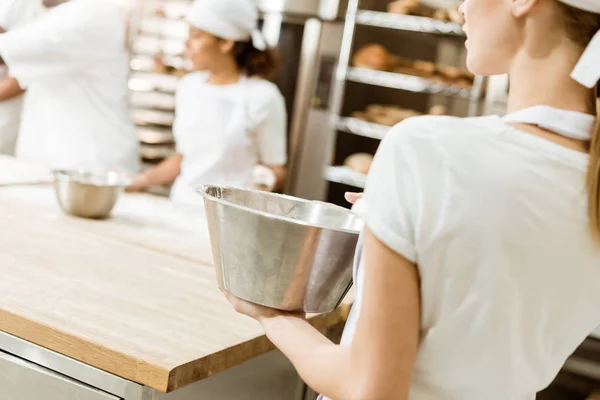 Padeiro fêmea com tigela de ingredientes para pastelaria na fabricação de panificação — Fotografia de Stock