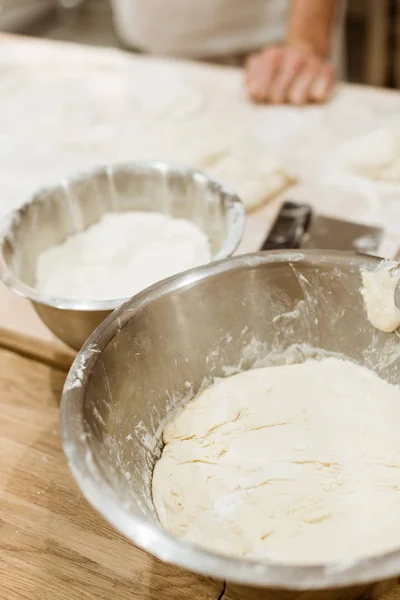 Gros plan des bols avec de la farine sur le lieu de travail des boulangers — Photo de stock