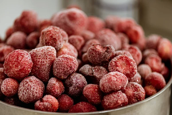 Nahaufnahme gefrorener Himbeeren in Metallschale — Stockfoto