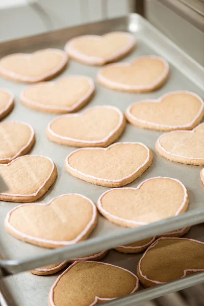 Plan rapproché de délicieux biscuits en forme de cœur sur plateau — Photo de stock