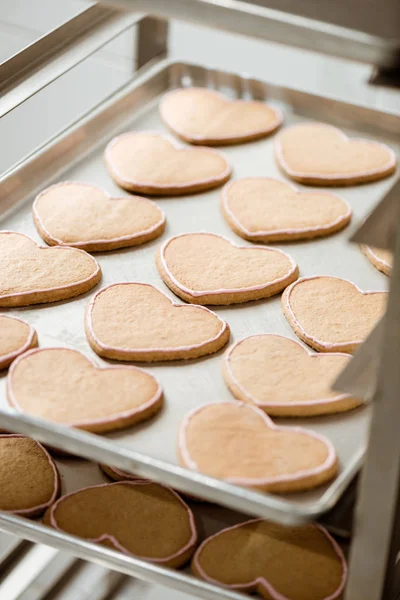 Tiro de close-up de biscoitos saborosos em forma de coração na bandeja — Fotografia de Stock