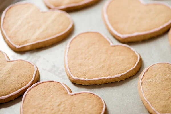 Primo piano colpo di biscotti a forma di cuore su vassoio — Foto stock