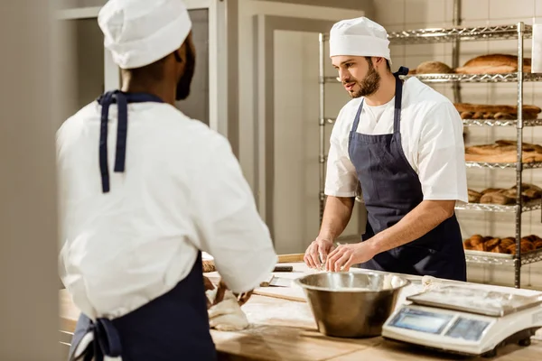 Panettieri impastare insieme alla fabbricazione di cottura e chiacchierando — Foto stock