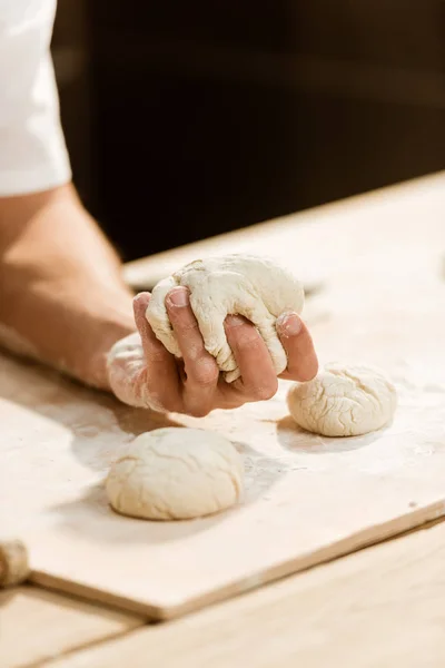 Plan recadré de pâte à pétrir boulanger pour pâtisserie sur table désordonnée — Photo de stock