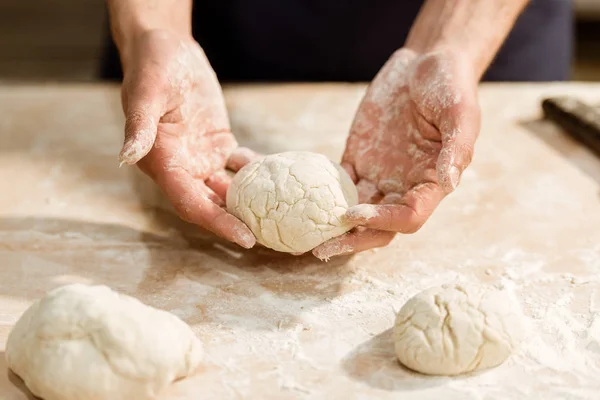 Вырезанный кадр пекаря с тестовым мячом для выпечки — стоковое фото