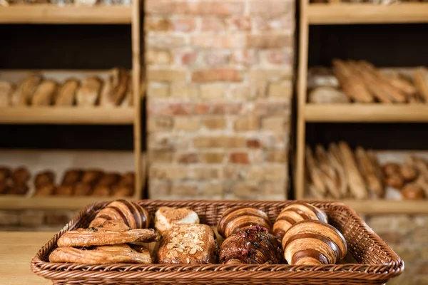 Varios croissants en cesta en la exhibición de la pastelería - foto de stock