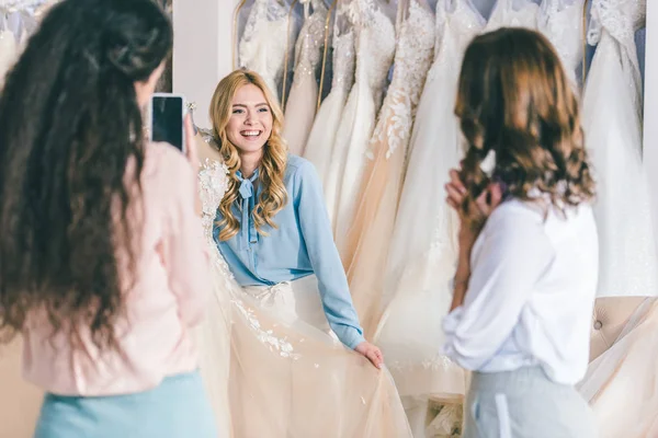 Femmes heureuses prenant des photos dans un atelier de mariage — Photo de stock