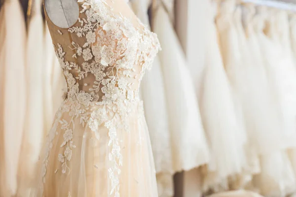 Robe élégante en dentelle sur mannequin dans le magasin de mode de mariage — Photo de stock