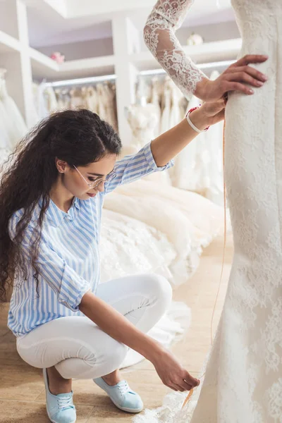 Robe sur mesure sur mesure pour mariée dans un atelier de mariage — Photo de stock