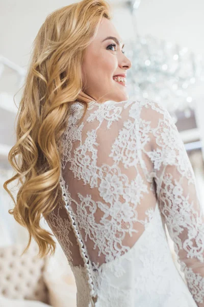 Braut im Spitzenkleid im Geschäft für Hochzeitsmode — Stockfoto