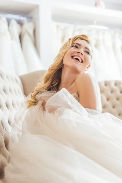 Привлекательная невеста в платье из тюля в свадебном салоне — стоковое фото