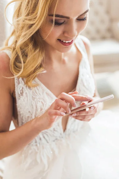 Jovem noiva usando smartphone no salão de casamento — Fotografia de Stock