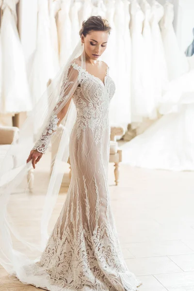 Stilvolle Braut im Spitzenkleid im Hochzeitsatelier — Stockfoto
