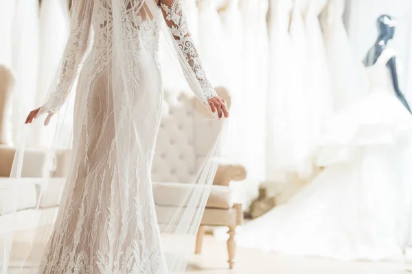 Обрезанный вид невесты в кружевном платье в свадебном салоне — Stock Photo